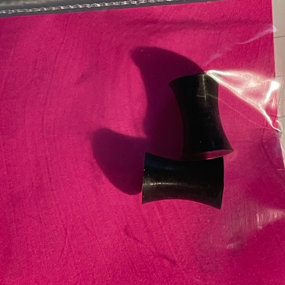 6mm/2G PAIR silicone plugs in BLACK - Picture 4 of 4